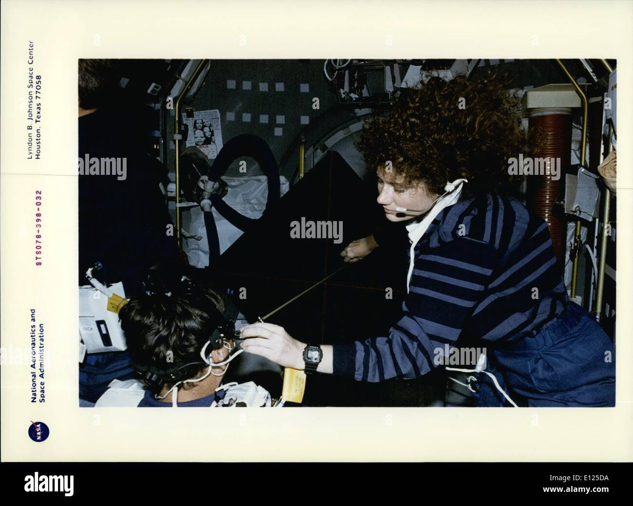 Giugno 06, 1996 - astronauta Susan J.Helms, payload commander, misura la distanza tra Jean-Jacques Favier testa e la coppia luminosa, utilizzato per il Canale e Otolith studio di interazione (Cois) sulla vita e la microgravità Spacelab (LMS-1) missione. Favier, che rappresenta l'agenzia spaziale francese CNES (), è uno dei due payload internazionale di specialisti sul quasi-17 giorno volo. Questa vista mostra la testa di volontariato movimento (Vhm) segmento dell'esperimento. La Vhm è destinato a caratterizzare come il coordinamento di testa della testa e il movimento oculare cambia come risultato del volo spaziale Foto Stock