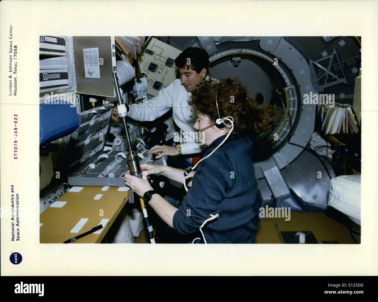 Giugno 06, 1996 - Johnson Space Center a Houston, Texas STS-78 a bordo vista: astronauta SUSAN J. Helms, payload commander, e Terence T. (Tom) Henrick, comandante della missione, preparare un campione di una cartuccia contenente i cristalli semiconduttori per Spacelan research.i cristalli sono stati successivamente collocati nel gradiente avanzato forno di riscaldamento (AGHF) nella vita e la microgravità Spacelab (LMS-1) Scienza modulo. Il AGHF è progettato per la solidificazione direzionale dei cristalli nel campione delle cartucce Foto Stock