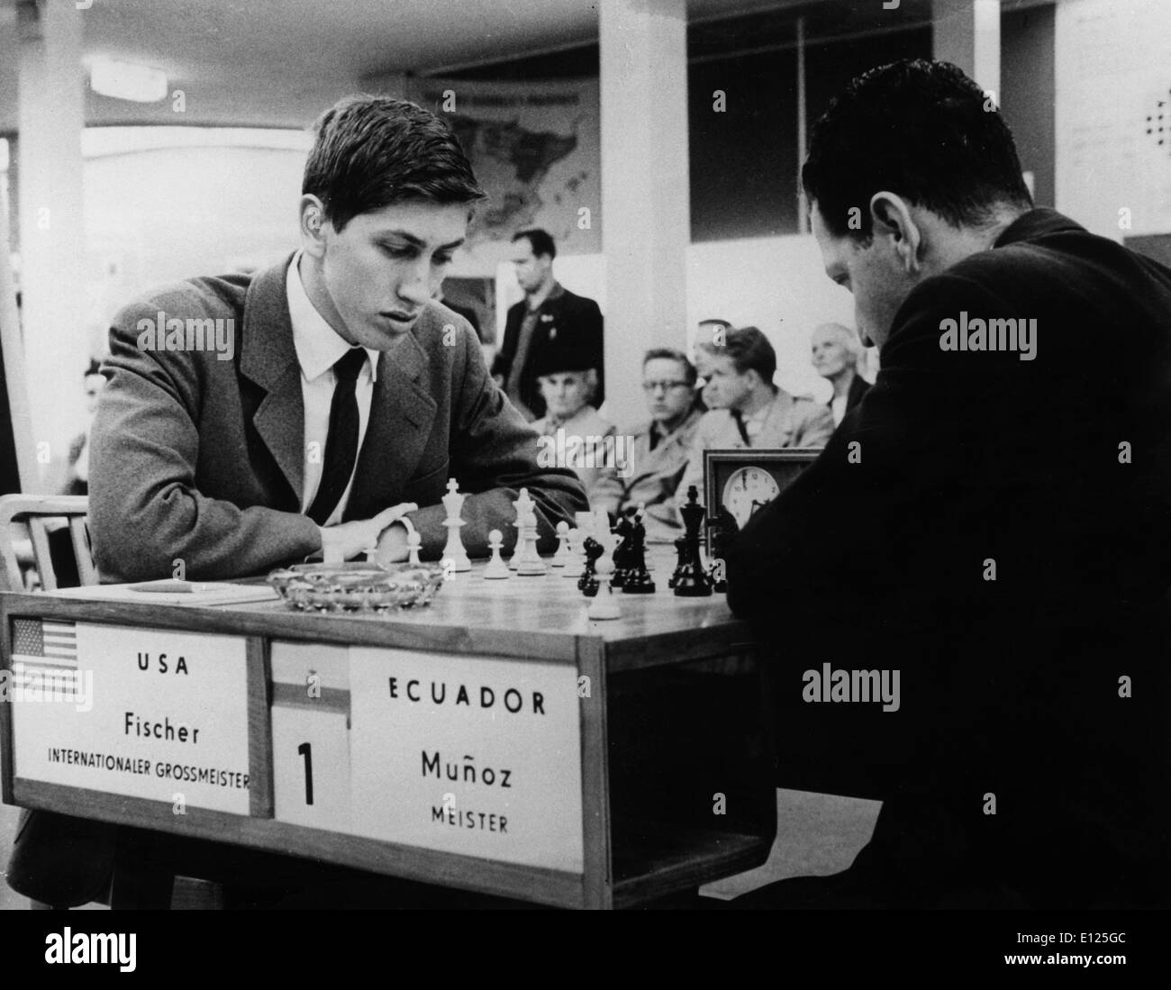 Jul 16, 2004; Leipzig, Germania orientale (File foto 10/20/1960) l'ex campione del mondo di scacchi Bobby Fischer degli Stati Uniti, arrestato in Giappone e ha voluto che nel suo paese di origine a partire dal 1992 per la rottura di un embargo internazionale sulla ex Jugoslavia è ampiamente considerato uno degli sport più brillanti menti di tutti i tempi. Nel 1972, a Helsinki, il genio americano ha rotto il 24 anni di dominio sovietico sconfiggendo Boris Spassky, e ha portato a casa un campionato del mondo. Nella foto: Bobby Fischer, gioca contro Munoz dell Ecuador ai Giochi Olimpici di scacchi. (Credito Immagine: KEYSTONE Pictures USA/ZUMAPRESS Foto Stock