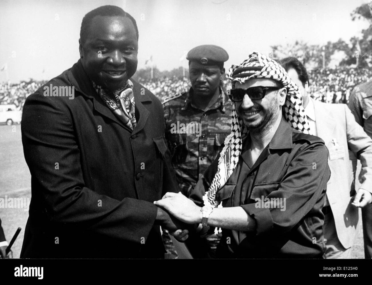 Oct 27, 2004; Kampala, Uganda; (File foto. Data Sconosciuta) arrivando all aeroporto di Entebbe ad assistere l'OUA Capi di Stato vertice, Yasser Arafat è accolto da Idi Amin. (Credito Immagine: KEYSTONE Pictures USA/ZUMAPRESS.com) Foto Stock