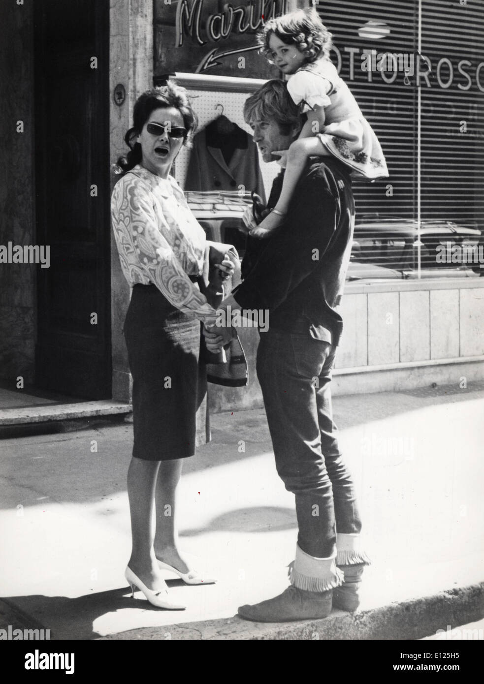Nov 29, 2004; Los Angeles, CA, Stati Uniti d'America; File Foto: 1965 con sua moglie GABY PALAZZOLO e sua figlia in Italia. Attore JOHN D. BARRYMORE noto per la sua acqua potabile, il consumo di droga e i comportamenti abusivi e il padre assente del film di star Drew Barrymore, è morto oggi a Los Angeles. Egli è stato 72. JOHN D. BARRYMORE è nato a Beverly Hills il 4 giugno 1932. Sua madre è stata attrice Dolores Costello. Ha iniziato la sua carriera mentre un adolescente, apparendo professionalmente prima come John Barrymore Jr e poi come John Drew Barrymore Foto Stock