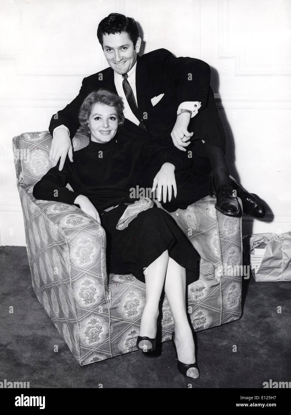 Nov 29, 2004; Los Angeles, CA, Stati Uniti d'America; File Foto: 1955 con DORIS KENYON. Attore JOHN D. BARRYMORE noto per la sua acqua potabile, il consumo di droga e i comportamenti abusivi e il padre assente del film di star Drew Barrymore, è morto oggi a Los Angeles. Egli è stato 72. JOHN D. BARRYMORE è nato a Beverly Hills il 4 giugno 1932. Sua madre è stata attrice Dolores Costello. Ha iniziato la sua carriera mentre un adolescente, apparendo professionalmente prima come John Barrymore Jr e poi come John Drew Barrymore Foto Stock