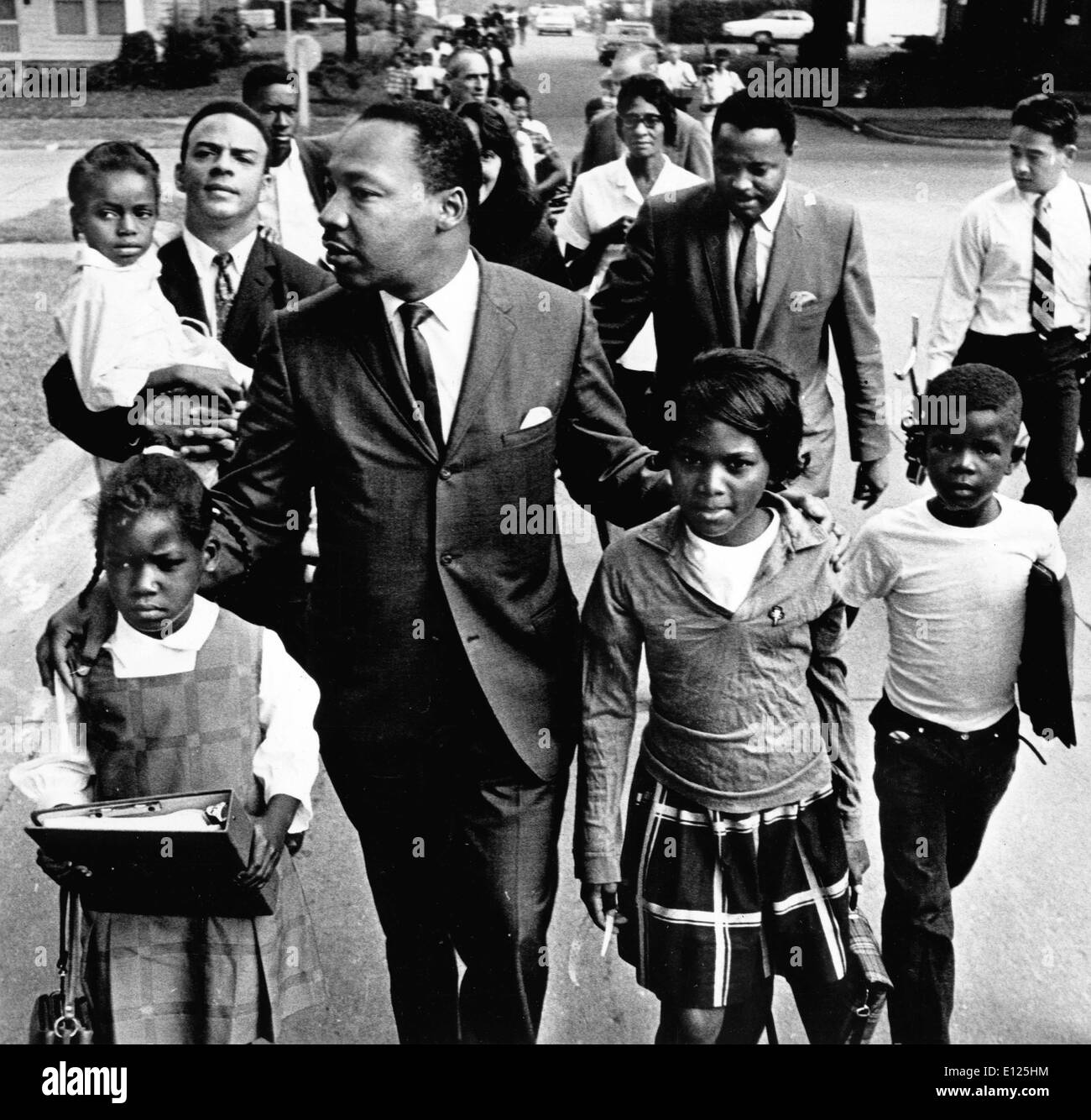 Sett. 20, 1966 - Grenada, Mississippi, Stati Uniti - Il dott. Martin Luther King Jr. C passeggiate tra sette-anno-vecchio EVA GRACELEMON L un Foto Stock