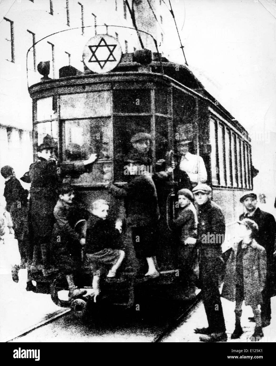 Jan 20, 2005; Varsavia, Polonia; (File foto. Data Uknown) la stella di Davide attaccato alla parte superiore di questo tram indica che è in uso per i residenti di Varsavia e il ghetto in cui gli ebrei da ogni nazista occupato il paese in Europa è stato inviato. La foto è stata pubblicata in un leader magazine tedesco, ma poiché è stato prelevato, il Ghetto di Varsavia ha cessato di esistere dopo la rughlessly effettuata piano di macellazione di massa della popolazione totale del Ghetto.. (Credito Immagine: KEYSTONE Pictures USA/ZUMAPRESS.com) Foto Stock Jan 20, 2005; Varsavia, Polonia; (File foto. Data Uknown) la stella di Davide attaccato alla parte superiore di questo tram indica che è in uso per i residenti di Varsavia e il ghetto in cui gli ebrei da ogni nazista occupato il paese in Europa è stato inviato. La foto è stata pubblicata in un leader magazine tedesco, ma poiché è stato prelevato, il Ghetto di Varsavia ha cessato di esistere dopo la rughlessly effettuata piano di macellazione di massa della popolazione totale del Ghetto.. (Credito Immagine: KEYSTONE Pictures USA/ZUMAPRESS.com) Foto Stock