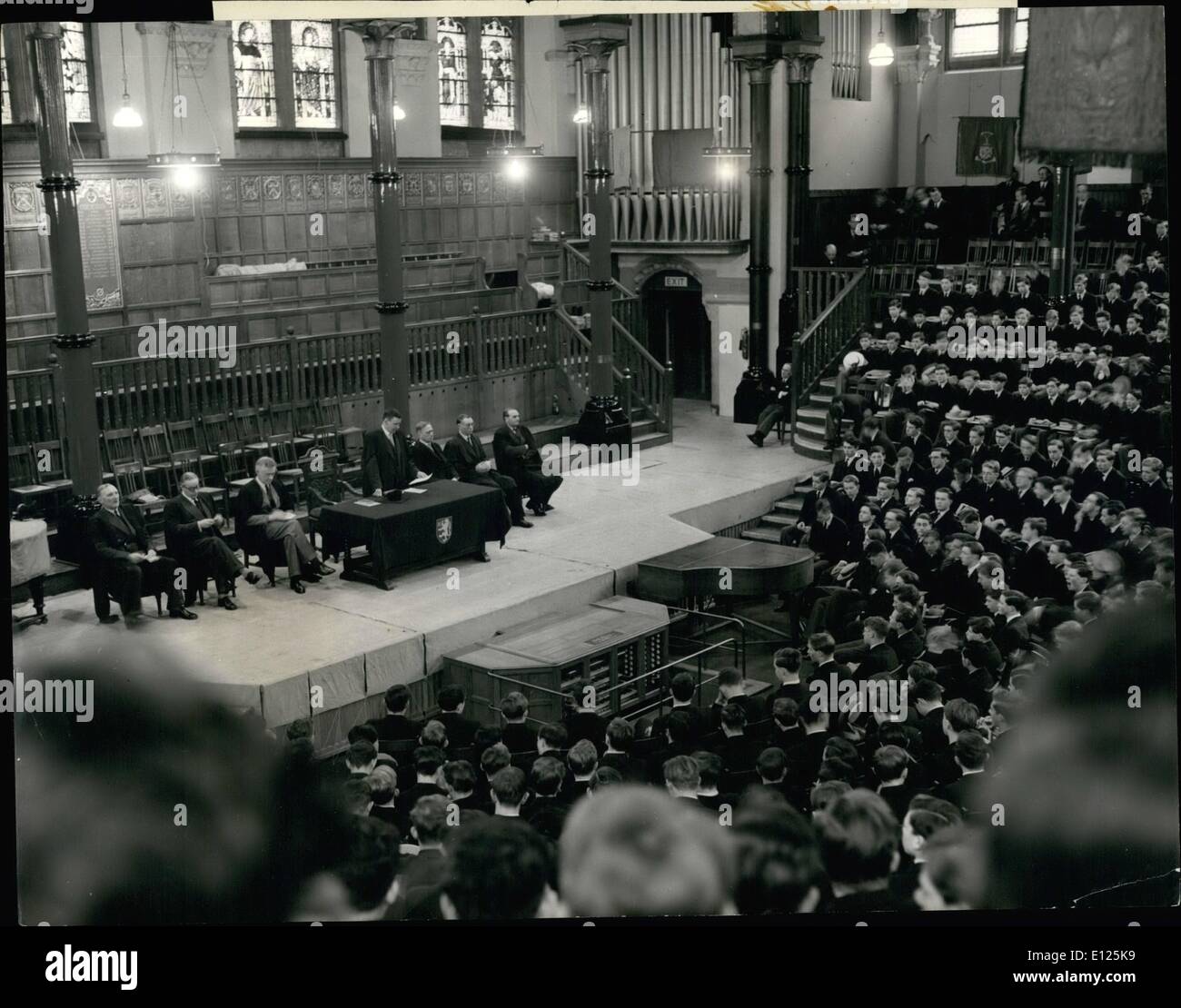 Mar 03, 1988 - scuola di vita a Harrow sulla collina: Un famoso British scuola pubblica la regina si recherà in visita. Tra una serie di visite private di Sua Maestà sarà di realizzare durante la primavera e l'estate per le scuole pubbliche, la visita a Harrow si classifica come uno dei più interessanti, come pure molti altri di Gran Bretagna;s più illustre e figli di talento. Nomi come Byron e Sheridan sono visti scolpite nelle pareti del vecchio quarto dalla camera. Sir Robert Peel, Earl Baldwin, hanno i loro busti a Harrow. Re ''Faisal dell Irak è andato a Harrow e così ha fatto Pandit Nehru Foto Stock