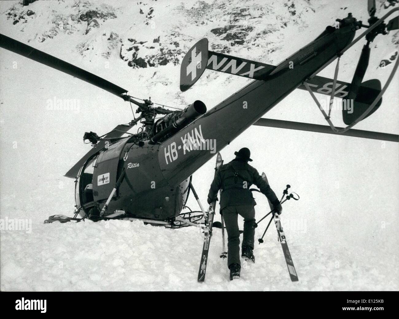 Mar 03, 1988 - Klosters / Svizzera :Royal tragedia di sci. Un Salvataggio in elicottero sorge nei pressi del luogo in cui il principe Carlo amico Hugh Lindsay è stato ucciso in una valanga su Marzo 10th. Foto Stock