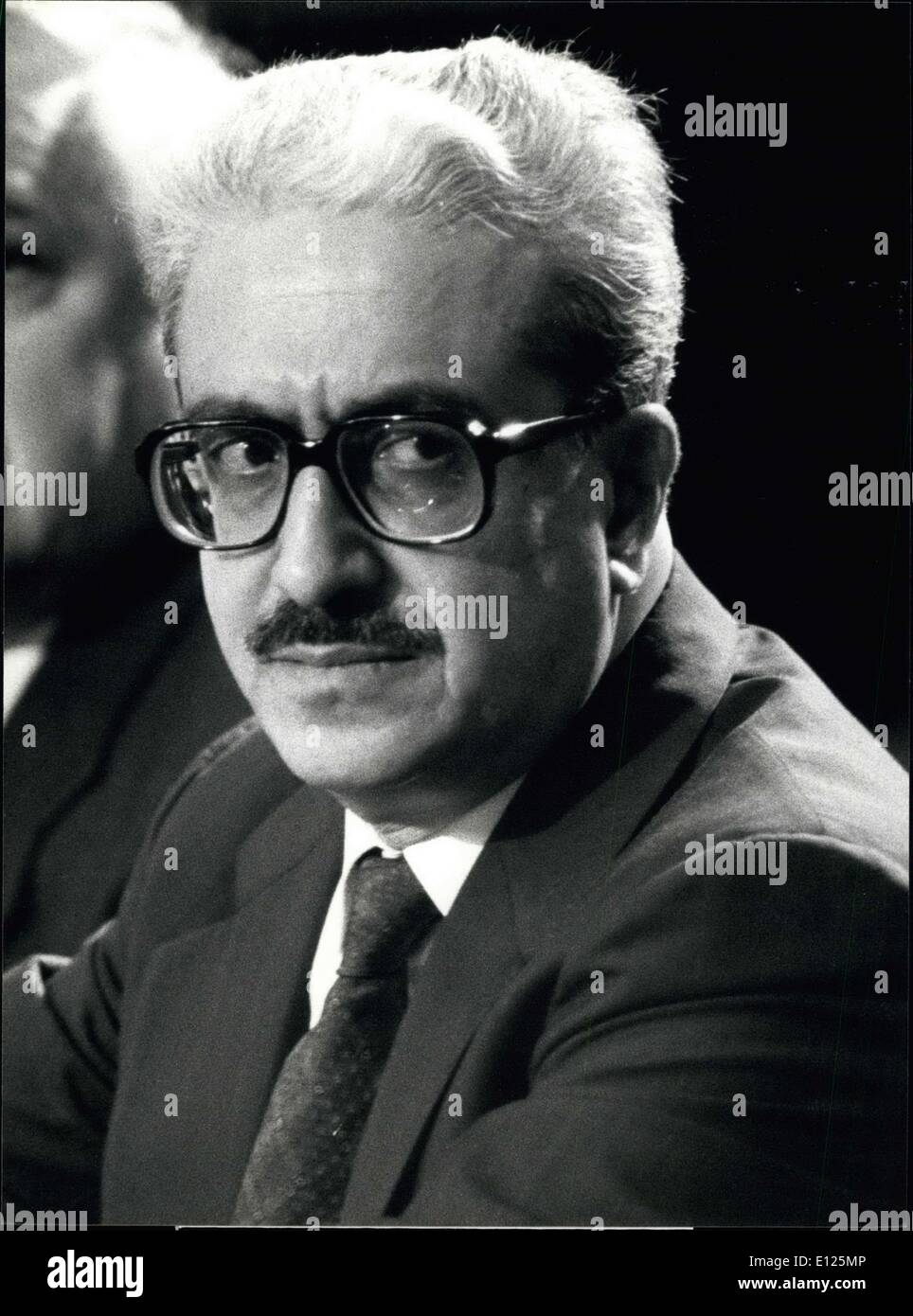 Agosto 26, 1988 - Ministro degli Affari Esteri Iracheno Ginevra: SEGRETARIO GENERALE DELLE NAZIONI UNITE Perez de Quellar ha ospitato il primo incontro tra iraniano iracheno e dei ministri degli esteri tenutasi a Ginevra il giovedì. Le due parti si sono incontrati per la prima volta nella stessa stanza e negoziato per oltre due ore. Il tema principale è stato la risoluzione ONU 598 che ha costituito la base per il cessate il fuoco il 20 agosto. Anche se la riunione è stata considerata un evento storico, gli esperti si aspettano che i colloqui per durare per diversi mesi. Per i tuoi file: Ministro degli affari esteri iracheno Tareq Aziz. Foto Stock