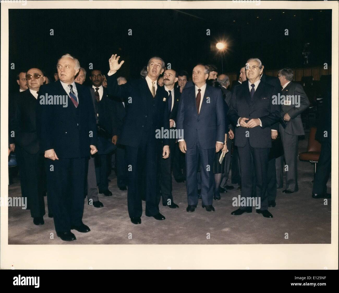 12 dicembre 1988 - il Presidente dell'Unione Sovietica visita la sede dell'ONU.:  Segretario Generale del Comitato Centrale della CPSU e Presidente del Presidio dell'URSS Soviet Supremo, si è recato oggi alla sede dell'ONU per rivolgerci all'Assemblea Generale e incontrare il Segretario Generale Javier Perez de ellar. Il Presidente Gorbachev (centro), accompagnato dal Segretario Generale Javier Perez de Cuellar (DESTRA), accompagnato da una visita del Consiglio di sicurezza delle Nazioni Unite prima di procedere all'Assemblea Generale per consegnare il suo discorso Foto Stock