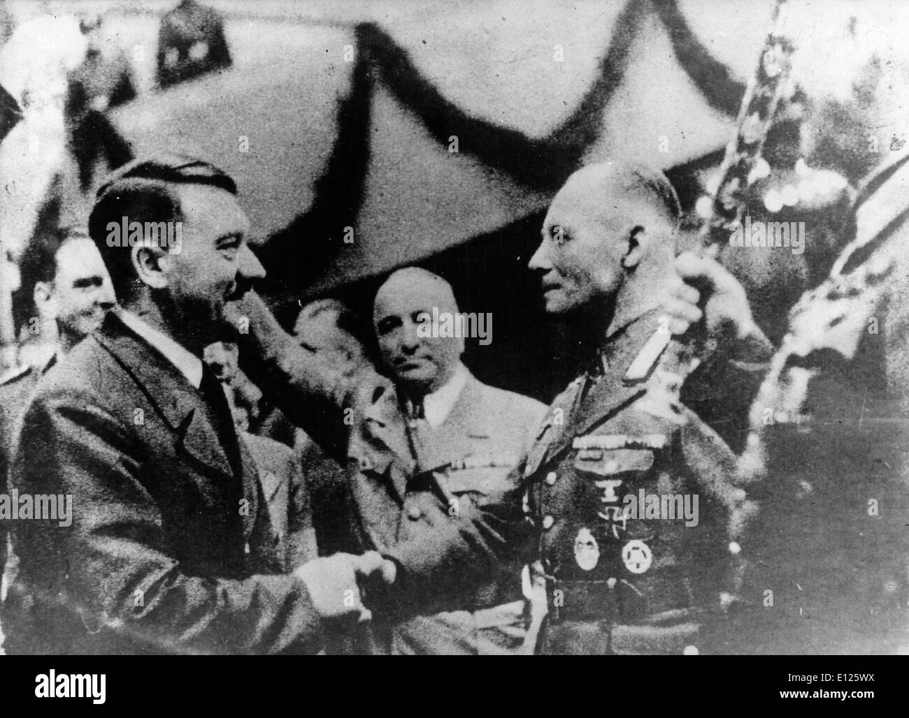 Oct 24, 2005; Berlin, Germania; (File foto: Data sconosciuta.) ADOLF HITLER (sinistra) stringono le mani con il maresciallo di campo generale Rommel.. (Credito Immagine: KEYSTONE Pictures USA/ZUMAPRESS.com) Foto Stock