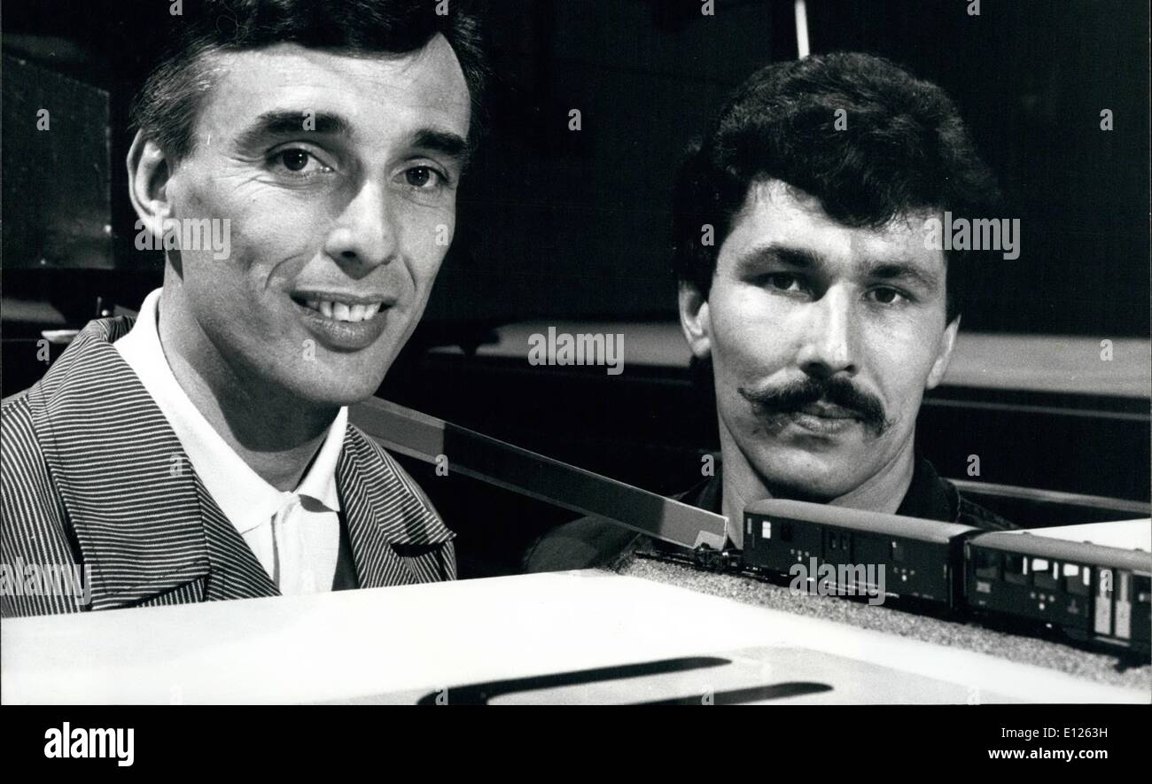 Apr. 04, 1989 - la delicatezza del sentimento: ''Wetten Dass,..'', un tedesco/swiss TV-show, dove la gente per provare a vincere il più 'impossibile' e bizzarro scommesse, presentato qualcosa di veramente speciale sabato 09 aprile. Franz Oesch, un swiss-motore-driver riuscito a collegare quattro piccoli vagoni con la sua grande locomotiva a loro anche minuscolo motore senza danneggiare nulla. La foto mostra Oesch (sinistra) con il suo partner Hans Niederberger (a destra) e il loro modello ferroviario. Foto Stock