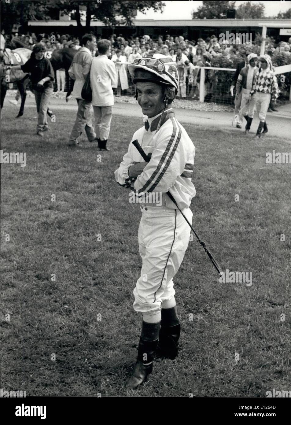 Giugno 06, 1989 - Star-Jockey Bill calzolaio in Svizzera: Star-Jockey americano Bill calzolaio ha conquistato la vittoria 8797th in corrispondenza di una corsa di cavalli in Dielsdorf (Svizzera) a giugno 4th. Bill Shoemaker (PIC) è il miglior fantino del mondo e durante la sua carriera ha vinto fino ad oggi 120 milioni di dollari del prezzo del denaro. Foto Stock