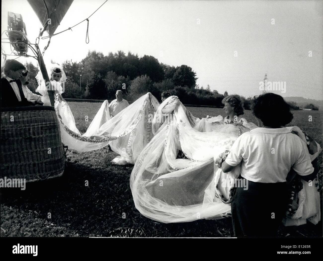 Sett. 09, 1989 - Evian: la più lunga del mondo velo nuziale: solo una mongolfiera farebbe per visualizzare la più lunga del mondo velo nuziale nel suo pieno splendore: 55 metri di sottile materiale bianco trainata Dodo Bolli di Bubikon/Svizzera il giorno delle nozze, Sett. 20. La figura mostra la sposa di entrare nel carrello del palloncino - con l aiuto di come molti amici come possibile. Foto Stock