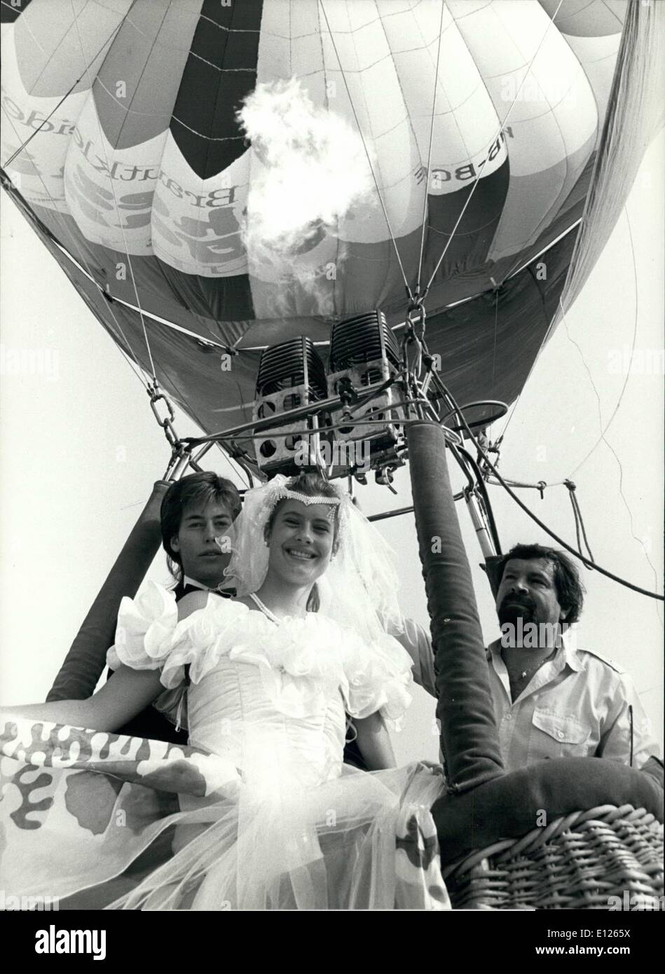 Sett. 09, 1989 - La più lunga del mondo velo nuziale: solo una mongolfiera farebbe per visualizzare la più lunga del mondo velo nuziale nel suo pieno splendore: 55 metri di sottile materiale bianco trainata Dodo Bolli di Bubikon/Svizzera il giorno delle nozze, Sett. 20. La foto mostra la felice sposa e lo sposo, Dodo Bolli e Philippe Bupp, con pilota Rolf Blatten. Foto Stock
