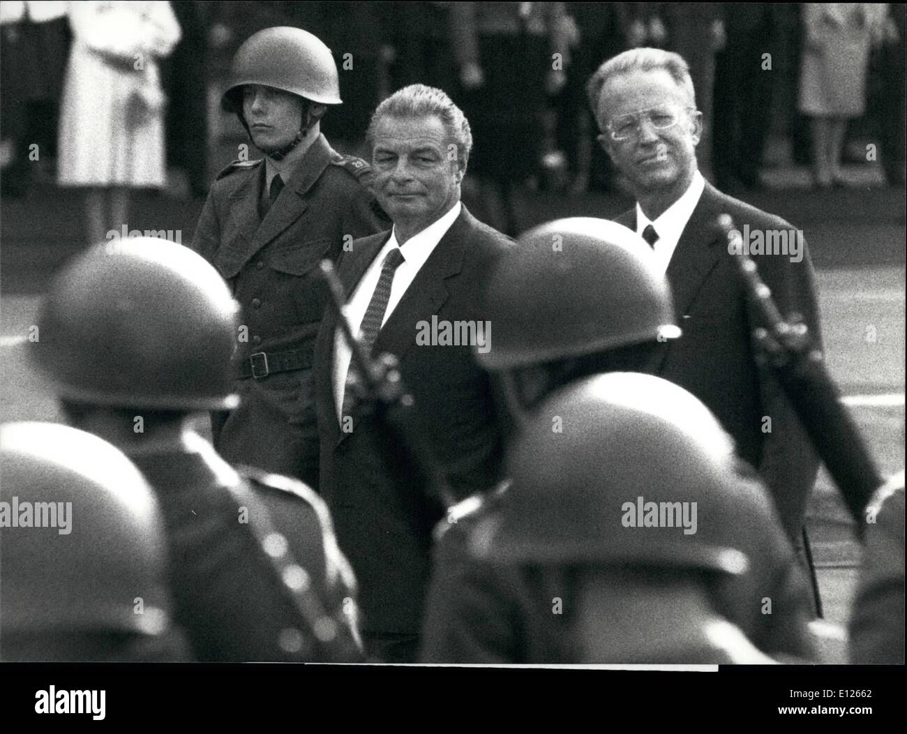 Ottobre 10, 1989 - Il Re del Belgio in Svizzera King Baudouin del Belgio è stato per una visita ufficiale in Svizzera 24 ottobre a 26th. Immagine mostra King Baudouin (destra) e della presidente della Confederazione Pascal Jean Delamuraz (sinistra) quando essi attraversano la guardia d'onore della capitale svizzera Berna. Foto Stock