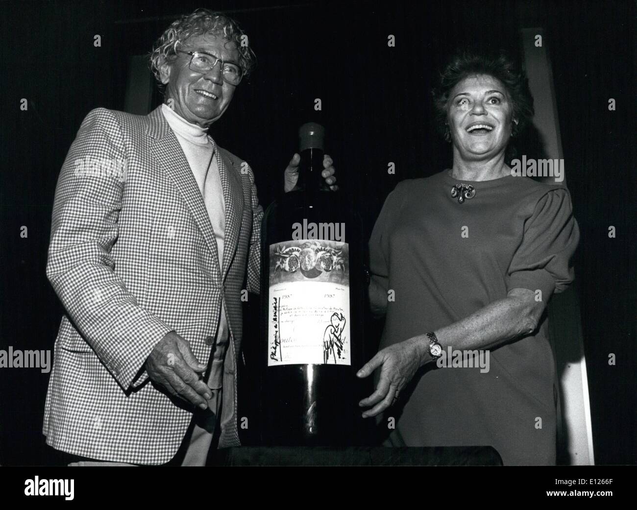 Nov. 11, 1989 - Hans Erni progetta etichetta del celebre vino. Artista svizzero Hans Erni a sinistra e la Baronessa Philippine de Rothschild laug Foto Stock