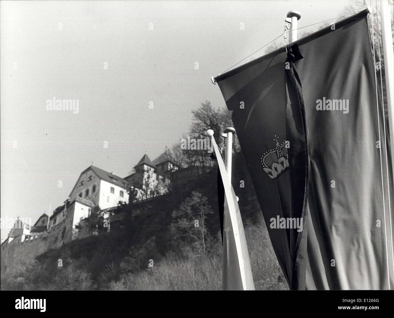 Nov. 17, 1989 - Il Principe del Liechtenstein è morto - a Vaduz/Liechtenstin, principe Franz Josef 11. del Liechtenstein è morto lunedì, 13 novembre. La nostra immagine mostra mourningcrapes ad ogni bandiera in Liechtenstein, segnando la morte del loro principe Franz Josef 11. il 14 novembre. Sullo sfondo il castello di Liechtenstein. Foto Stock