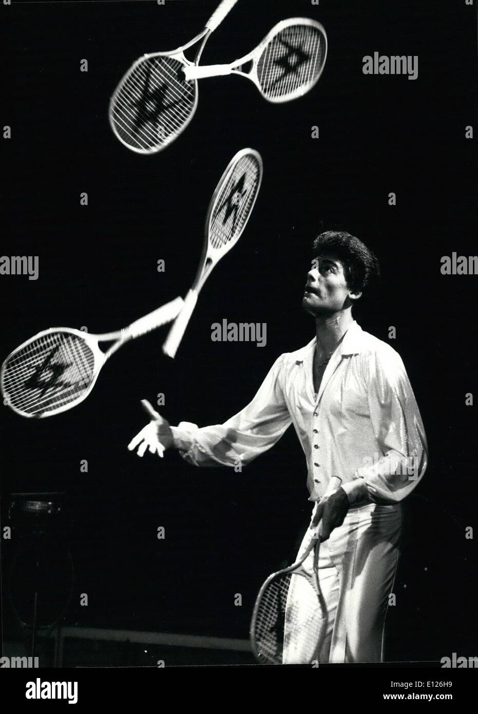 Mar 03, 1990 - Boris Becker dei giocolieri. Il sabato sera lo svizzero circo Knie ha dato la sua prima performance di questa stagione. Serge Percelly una superba giocolieri, deliziato tutti con la sua enorme show. Proprio come Becker lavora con racchette da tennis, ma con differenti contemporaneamente. Foto Stock