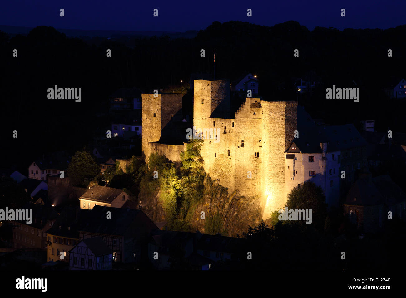 Fortezza medievale in città Runkel illuminata di notte. Hesse, Germania Foto Stock