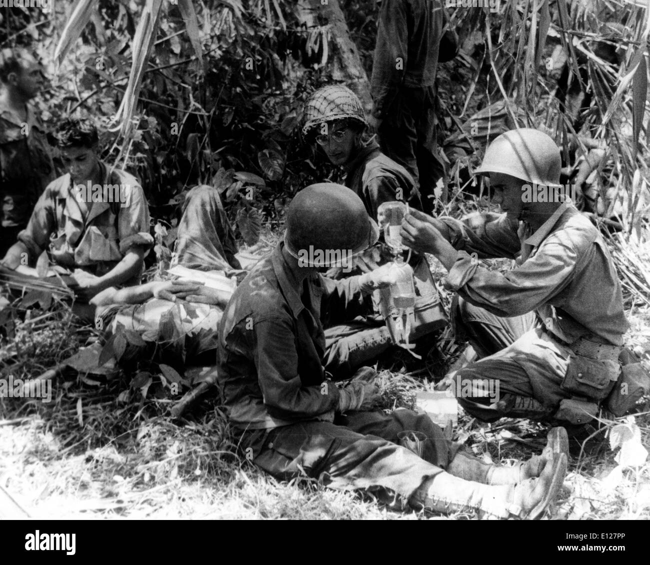 Apr 01, 2009 - oceano Pacifico, Stati Uniti d'America - ufficiali militari lavorano su soldato ferito .com Foto Stock