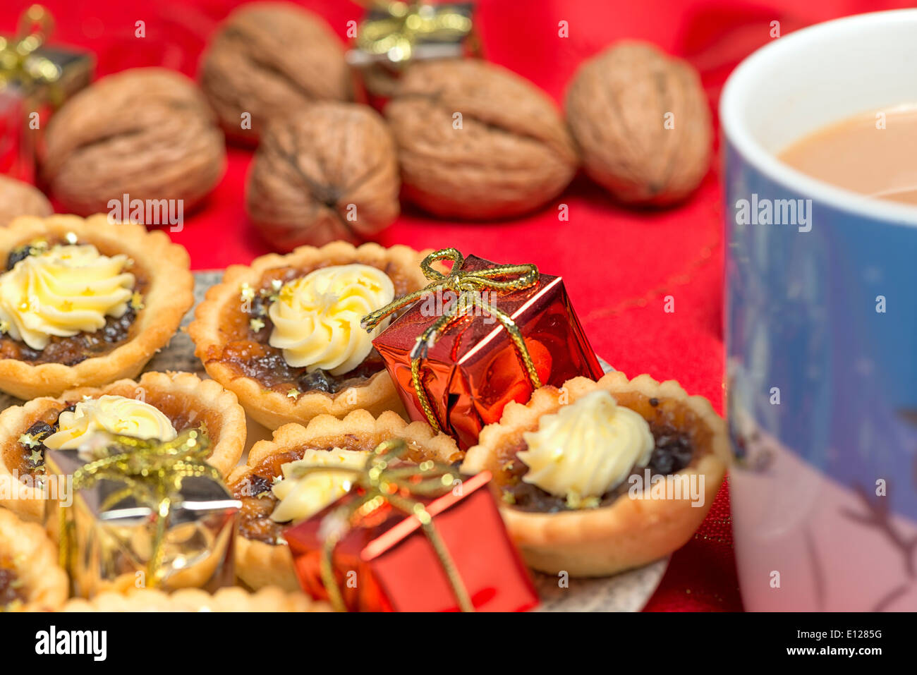 mince torte sul piatto su tovaglia rossa festiva Foto Stock