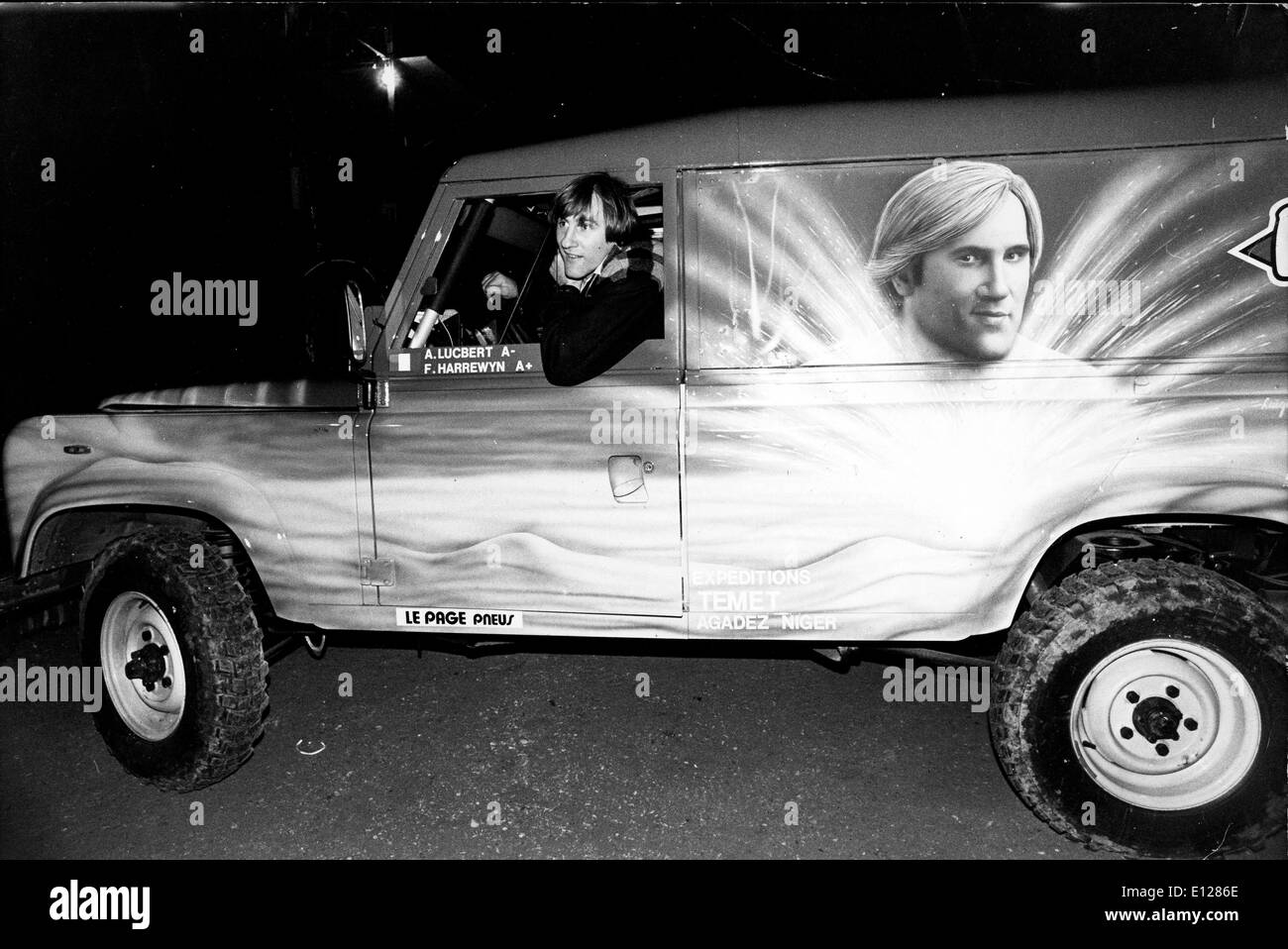 Apr 01, 2009 - Londra, Inghilterra, Regno Unito - Gerard Depardieu drives van con il suo volto su di esso. Foto Stock