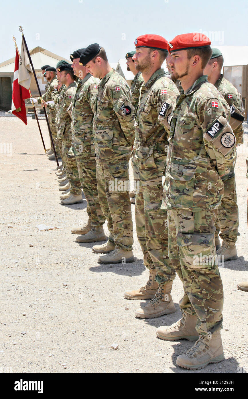 Danese soldati dell esercito di stand in formazione durante il fine della cerimonia di funzionamento che segna la fine del danese le operazioni di combattimento in Afghanistan 20 maggio 2014 presso il Camp Viking, provincia di Helmand, Afghanistan. Foto Stock