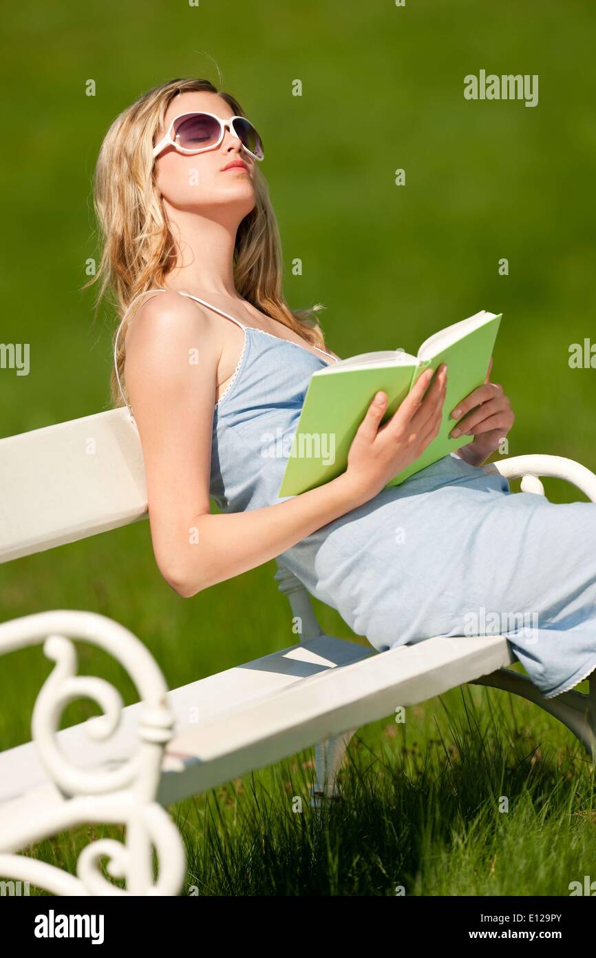 Apr. 22, 2009 - 22 Aprile 2009 - bella donna bionda godendo il sole e azienda prenota; shallow DOF Foto Stock