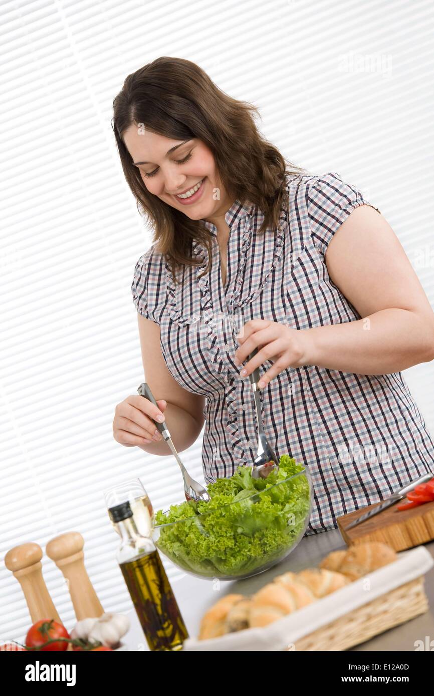 Apr. 22, 2010 - 22 Aprile 2010 - Cook - Taglie donna felice la preparazione di insalata di verdure con lattuga in cucina moderna Foto Stock
