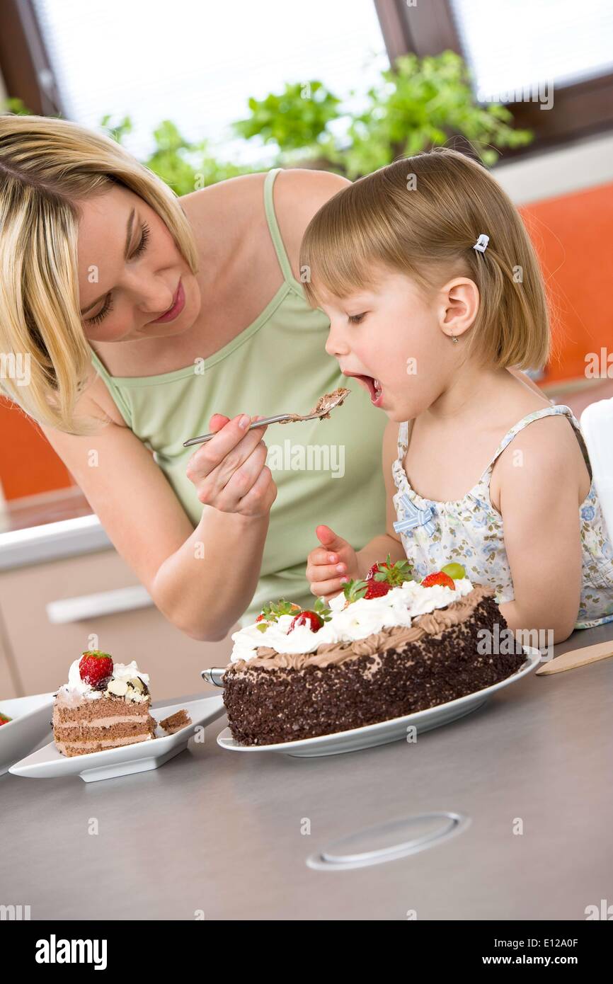 Apr. 22, 2010 - 22 Aprile 2010 - La madre e il bambino degustazione torta al cioccolato in cucina moderna Ã Â© CTK/ZUMAPR Foto Stock