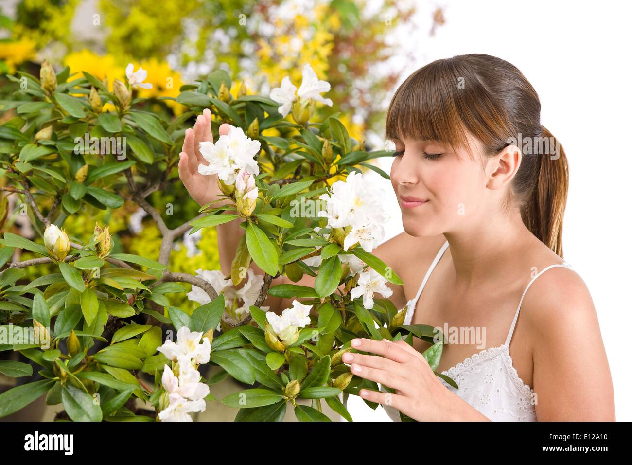 01 maggio 2010 - 1 Maggio 2010 - Ritratto di donna profumati fiori di rododendro fiore su sfondo bianco Foto Stock