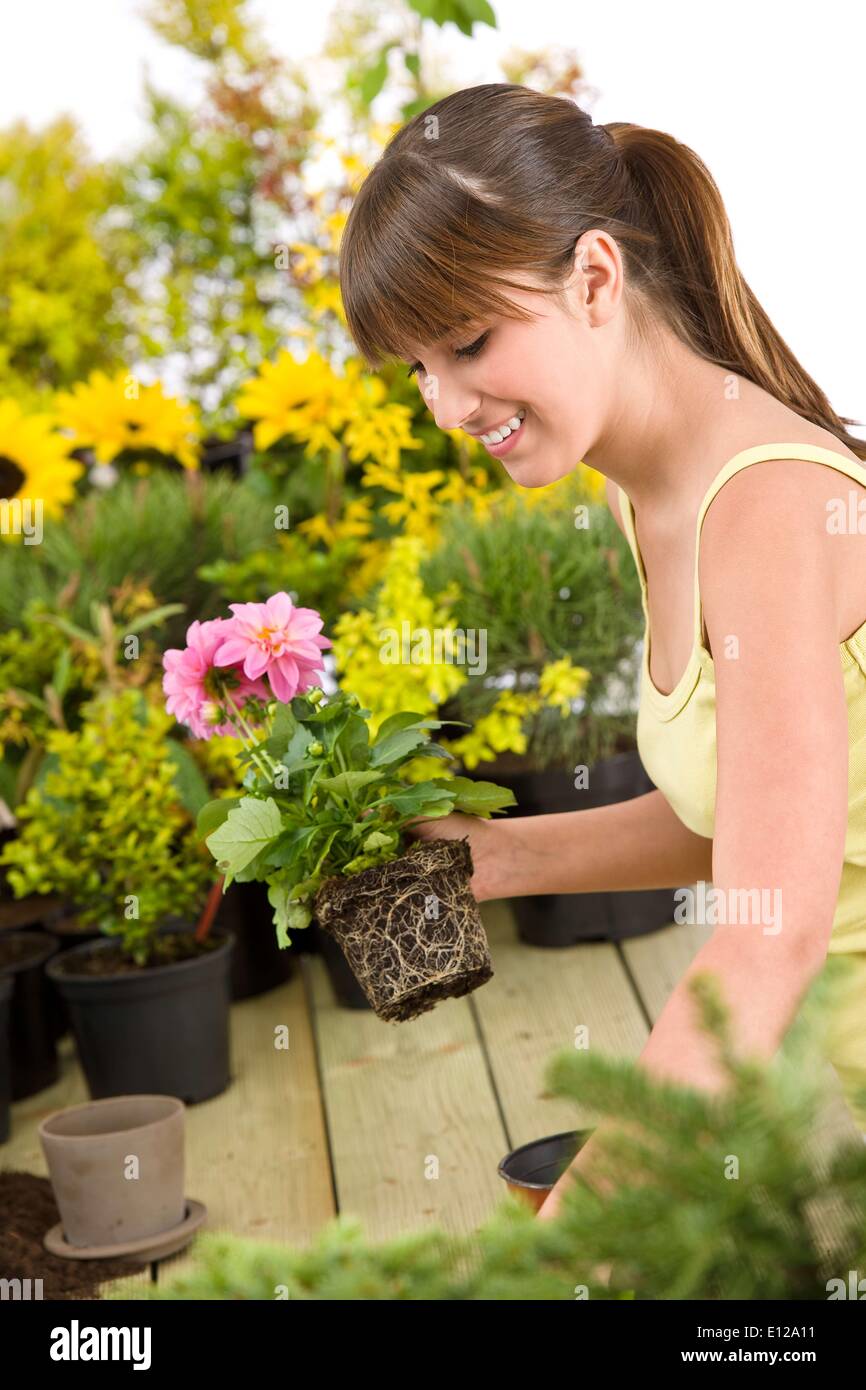 01 maggio 2010 - 1 Maggio 2010 - giardinaggio - donna sorridente holding pentola floreale su sfondo bianco Foto Stock
