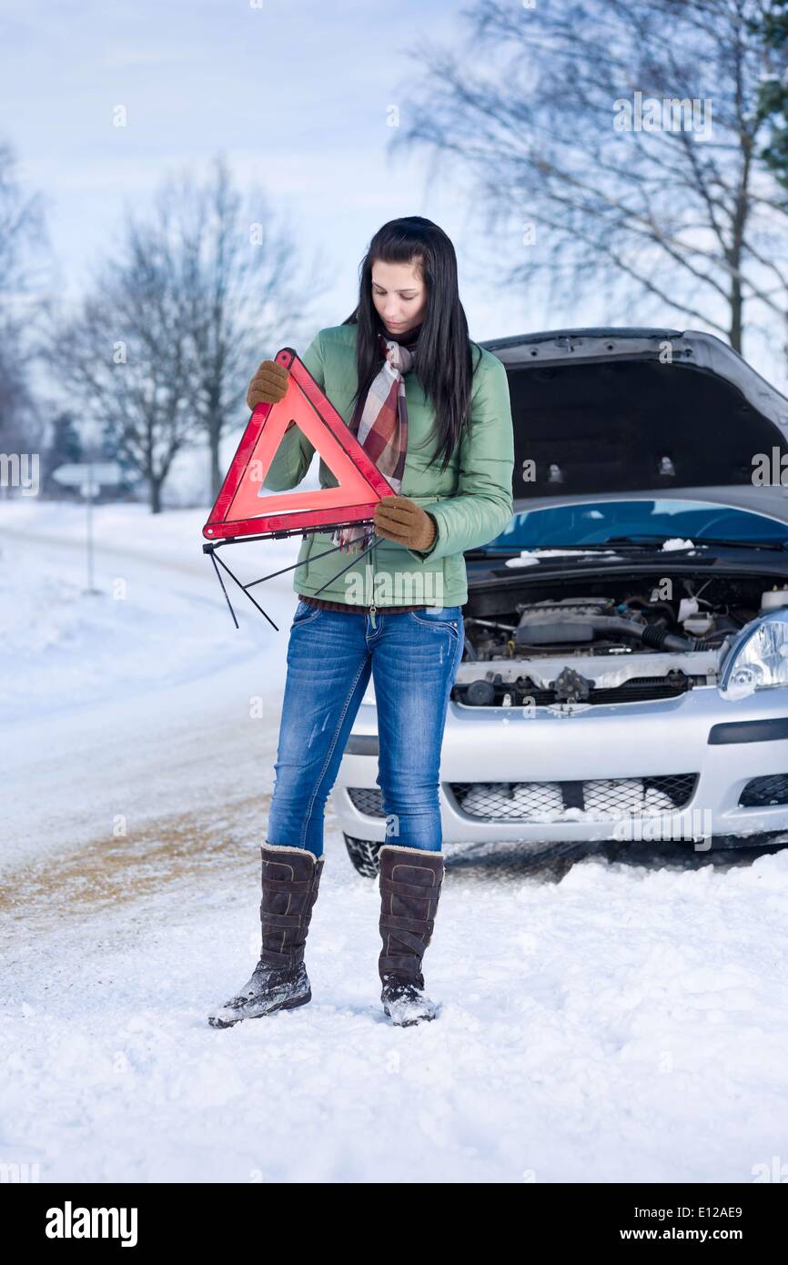 Dic. 02, 2010 - Dicembre 2, 2010 - Inverno auto ripartizione - donna collocando il triangolo di avvertenza Ã Â© CTK/ZUMAPR) Foto Stock