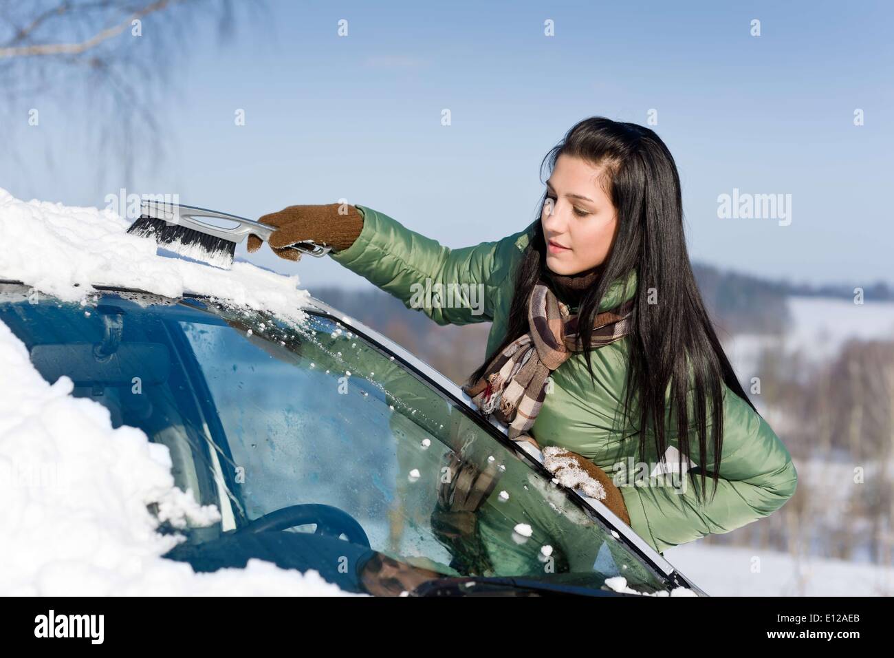 Dic. 02, 2010 - Dicembre 2, 2010 - Inverno - in auto - donna rimuovere la neve da parabrezza con spazzola di neve Foto Stock