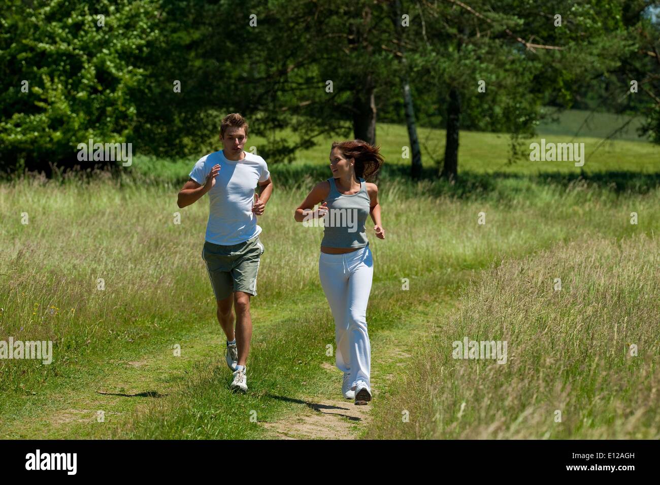 Giugno 13, 2009 - 13 Giugno 2009 - Coppia giovane jogging all'aperto in primavera la natura sulla giornata di sole o Foto Stock