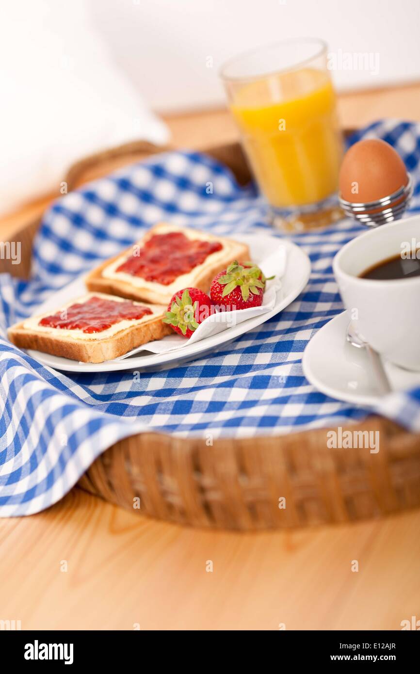 Il 10 agosto 2009 - 10 agosto 2009 - colazione casalinga sul vassoio in vimini con verifica teacloth in camera da letto Foto Stock
