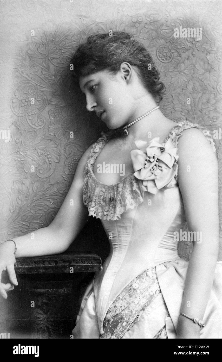 LILLIE LANGTRY (1853-1929) UK socialite, attrice e maestra di Edward VII in agosto 1885. Foto William Downey Foto Stock