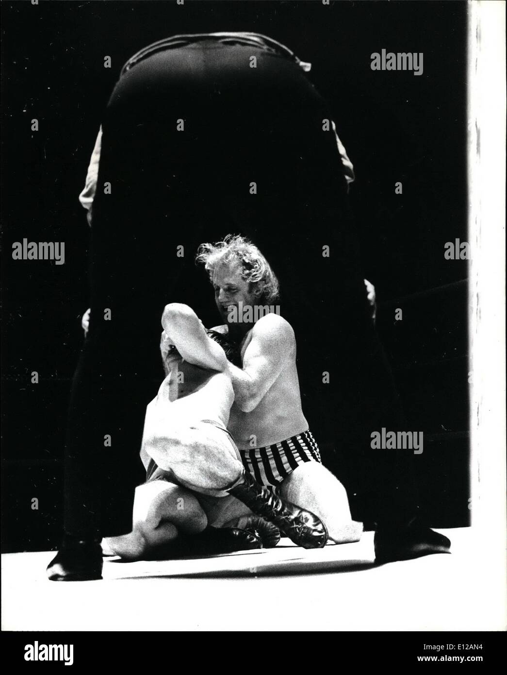 Dic. 09, 2011 - L'arbitro mantiene una stretta sorveglianza sulle due lottatori nell'anello - il popolare Ian Gilmons e Jackie Pallo, quali i ventilatori amore-odio. Foto Stock
