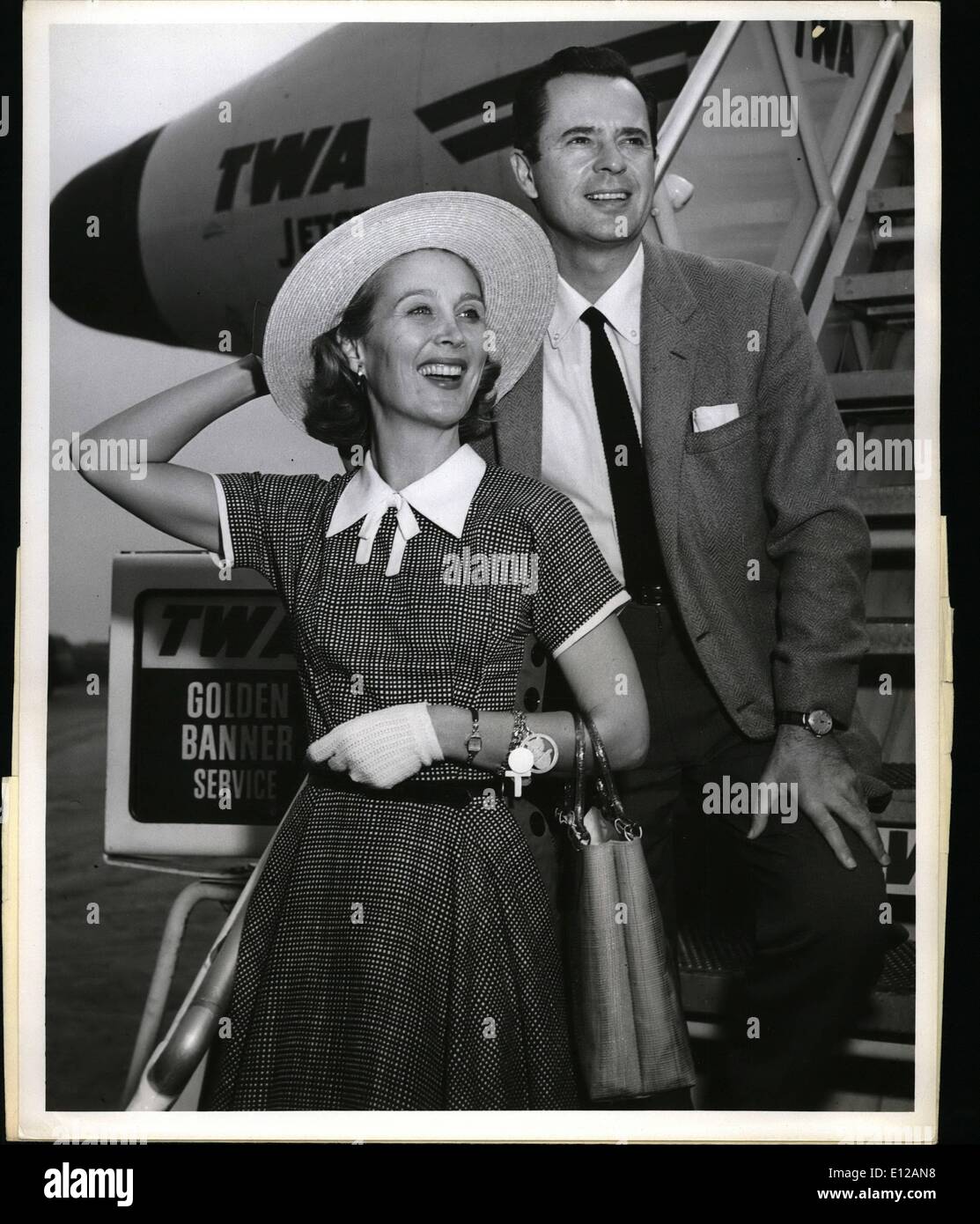 Dic. 09, 2011 - IdlewildAirport,N.Y. sett 9-- Larry parchi e sua moglie,Betty Garrett,sono mostrati come sono saliti TWa volo qui oggi per Los Angles.per trascorrere un paio di settimane a casa prima di andare a Londra in autunno.Essi film ''Stay il mio amore'' in Inghilterra,e apparirà anche sul televisore e nella varietà.Larry e Betty hanno appena finito una corsa in :campane suonano'' su Broadway. Foto Stock