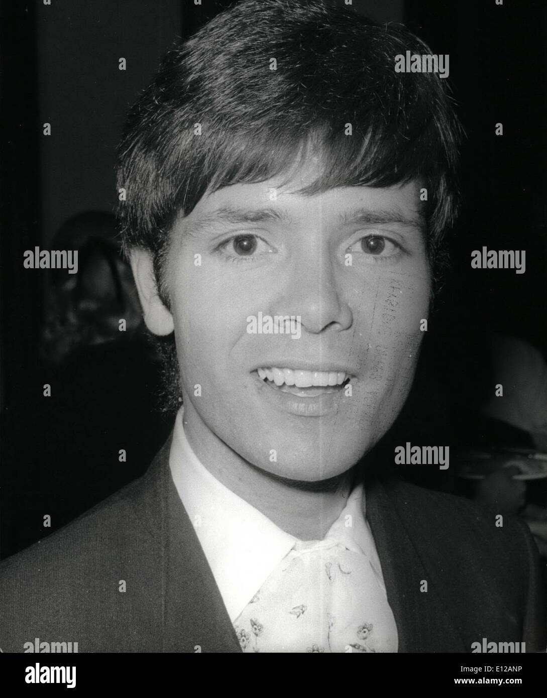 Dic. 09, 2011 - scogliera del nuovo film: Cliff Richard, alla premiere al Prince Charles Cinema, del suo ultimo film, ''a due un penny'', che anche stelle Anne Holloway. Foto Stock