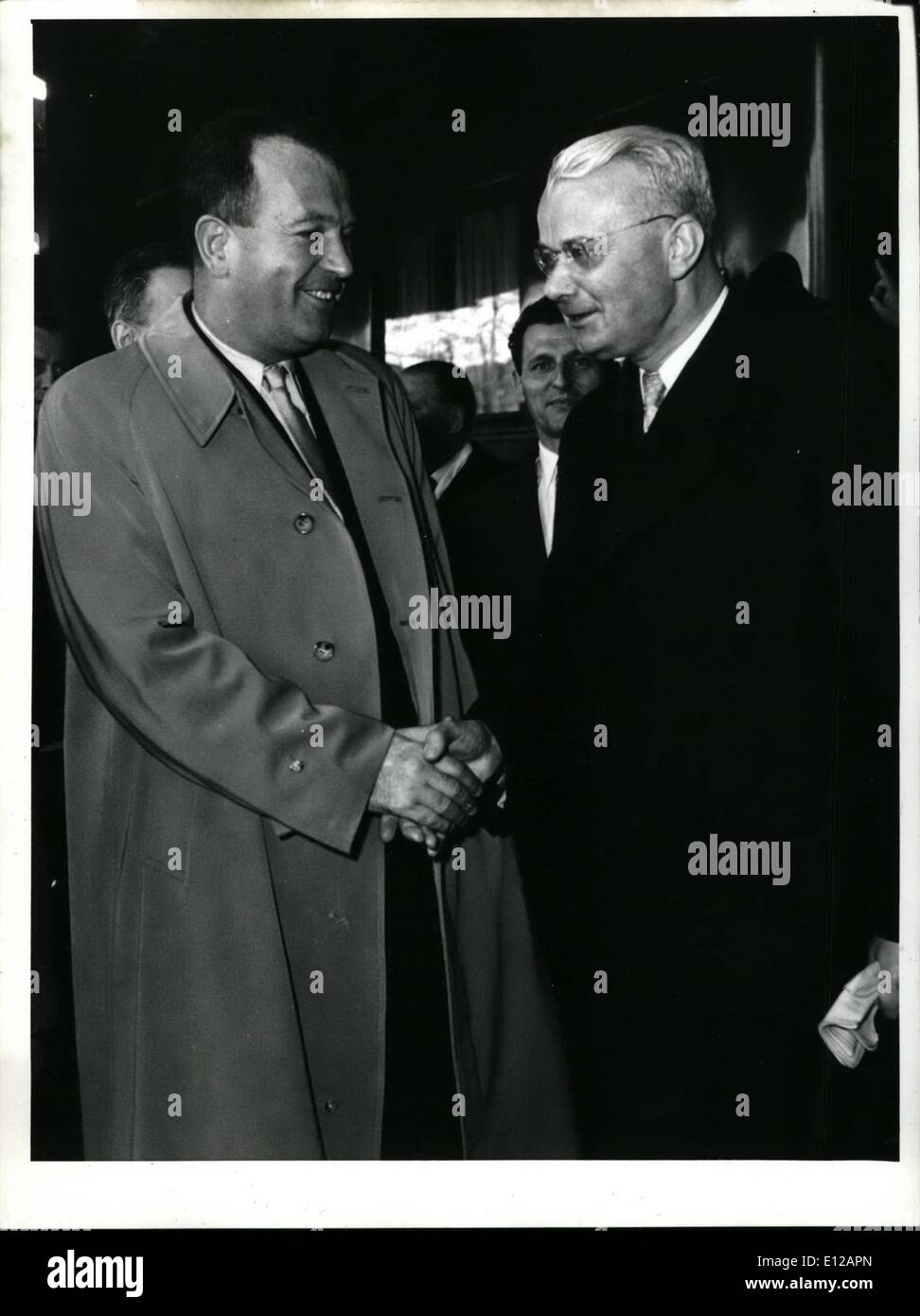 Dic. 09, 2011 - Tito's Assistant Svetozar Vukmanovic, il Vice primo Presidente della Iugoslavia è arrivata lunedì mattina a Bonn per una visita della Repubblica federale di Germania e stato accolto alla stazione di Bonn dal tedesco il Vice Cancelliere Bluecher. Egli visiterà la Krupp-fabbriche di Essen e alcuni più industrie nel Nord Reno Westfalia e soddisfare il Cancelliere Konrad Adenauer il mercoledì. La foto mostra il Vice Cancelliere Bluecher (destra) saluto Vice Presidente Svetozar Vukmanovic all'arrivo presso la stazione di Bonn. Foto Stock