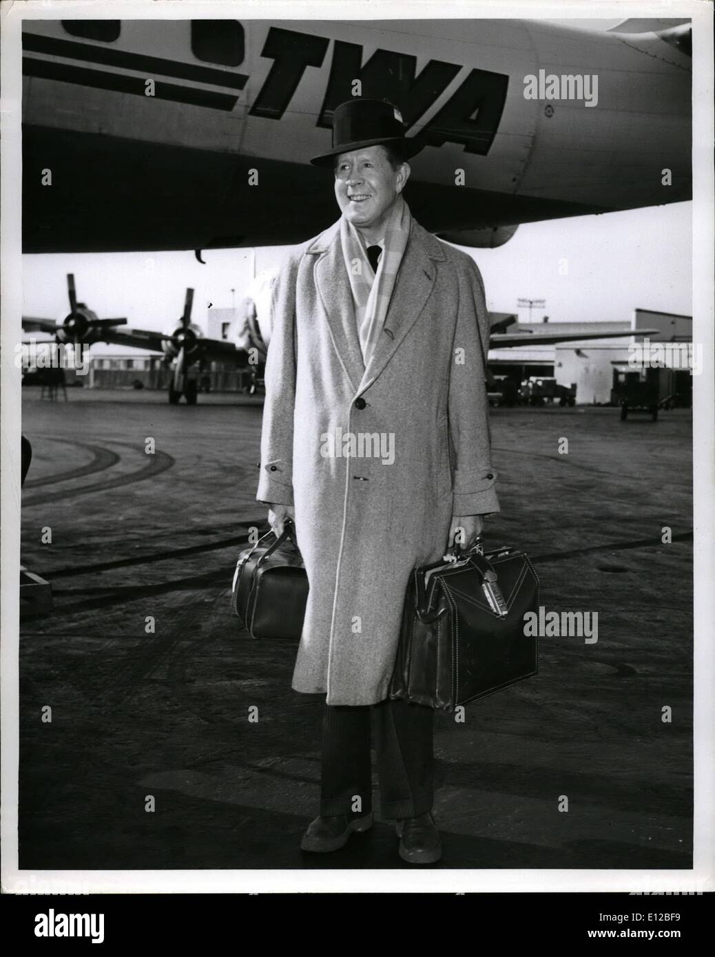 Dic. 09, 2011 - Aeroporto Idlewind, N.Y. Aprile 13, veterano performer, Rudy Vallee arrivati in città via TWA da Los Angeles per una settimana di visita tra cui un aspetto stasera su Steve Allen ShowÃ Foto Stock