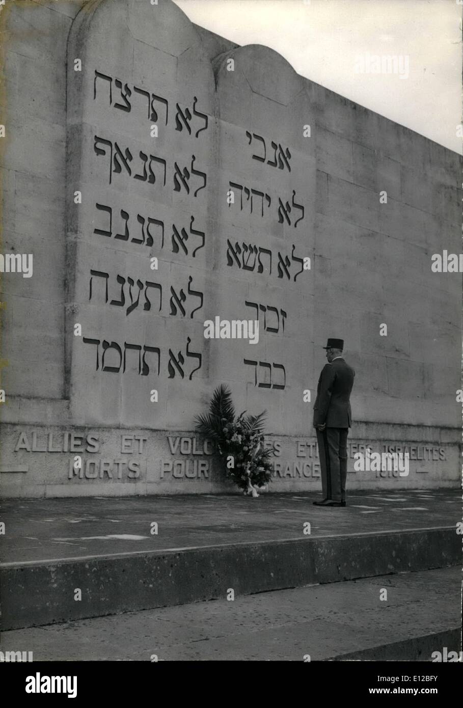 Dic. 09, 2011 - il generale de Gaulle la visita in Lorena : la foto mostra il generale de Gaulle ha deposto una corona di fiori sul monumento israelita a Belleville. Foto Stock