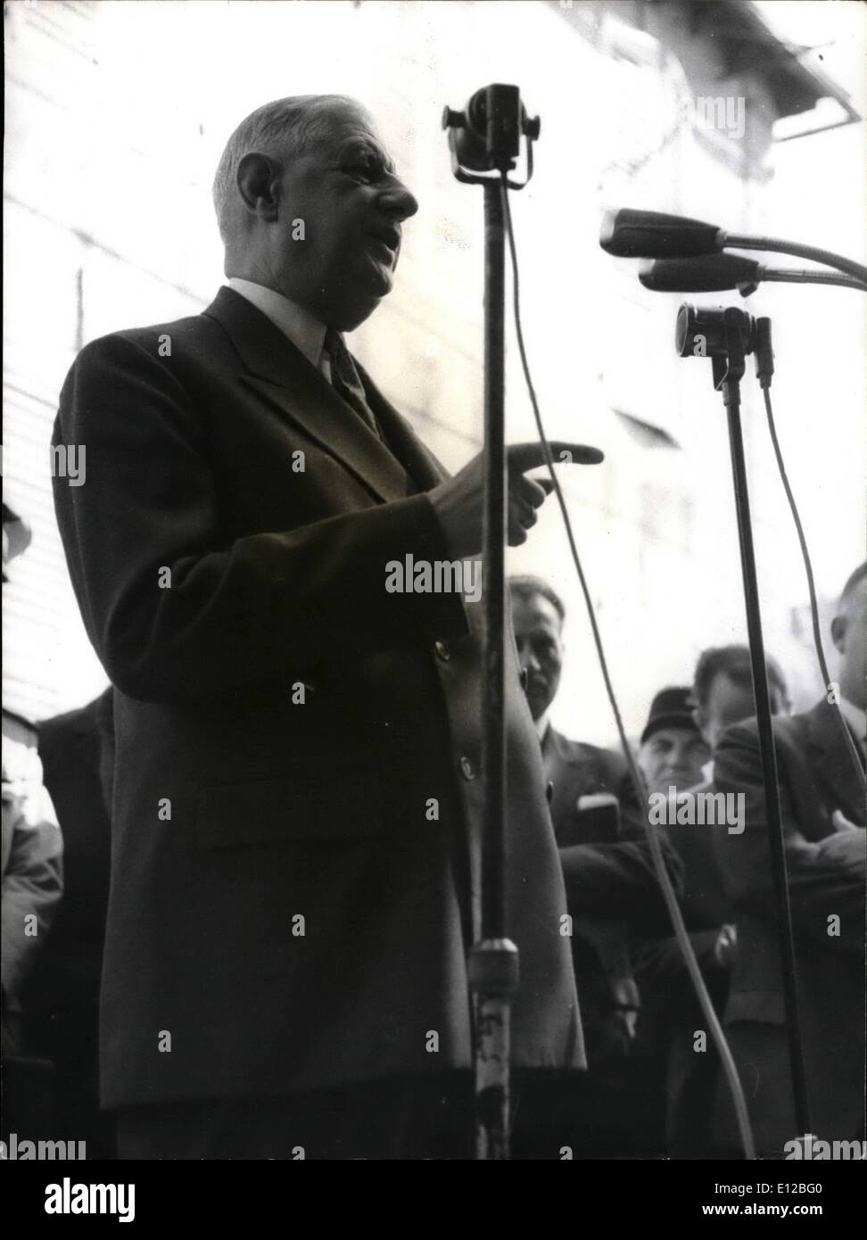 Dic. 09, 2011 - Appello per l unità nazionale: La foto mostra il generale de Gaulle rivolgendosi agli agricoltori di un po' di visitare nel corso di questa tre giorni - tour della Francia centrale. In tutti i suoi discorsi, de Gaulle fatto appello all unità nazionale. Foto Stock