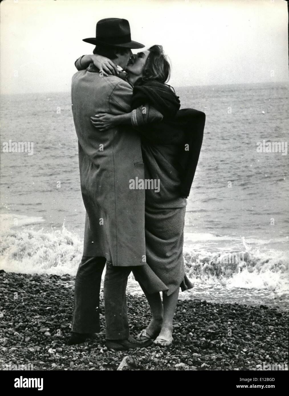 Dic. 09, 2011 - Vanessa, mantenendo l'inverno al Bay: una stella del cinema la vita è non tutti gli hotel di lusso, morbidi Cadillacs e oziare intorno alle Bahamas. Per Vanessa Redgrave e James Fox, significava impiegare un congelamento di mattina di gennaio le riprese spiaggia scene per 'Isadora', un film circa il ballerino americano che ha scandalizzato dei primi del novecento. Ma essi sono riusciti a mantenere ogni altro caldo (vedi foto). Poco dopo che la foto è stata scattata il film la gente ha deciso che era troppo freddo per andare su, e tornò indietro per loro dover hotel. Se Miss Redgrave e Mr Foto Stock