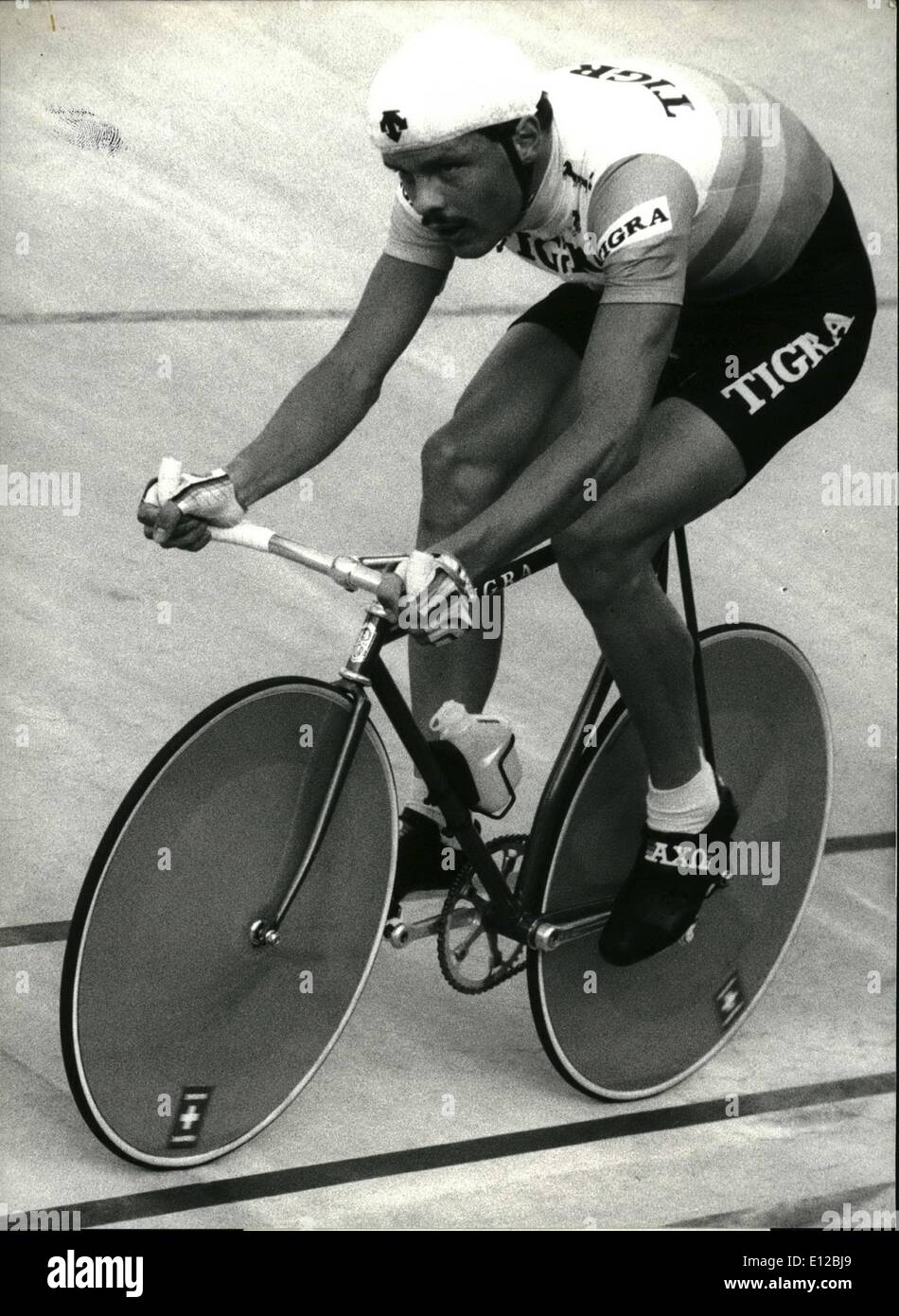 Dic. 09, 2011 - ciclismo Record mondiale di Zurigo. Ciclista svizzero Beat Meister hanno stabilito un nuovo record mondiale di oltre 100km sulla porta aperta race course a Zurigo Oerlikon di recente. Ha guidato la 100km in 2:11:21,4, 1 minuto e 41 secondi meglio del danese Ole Ritter a Città del Messico nel 1971. Luglio 22, 86 Foto Stock