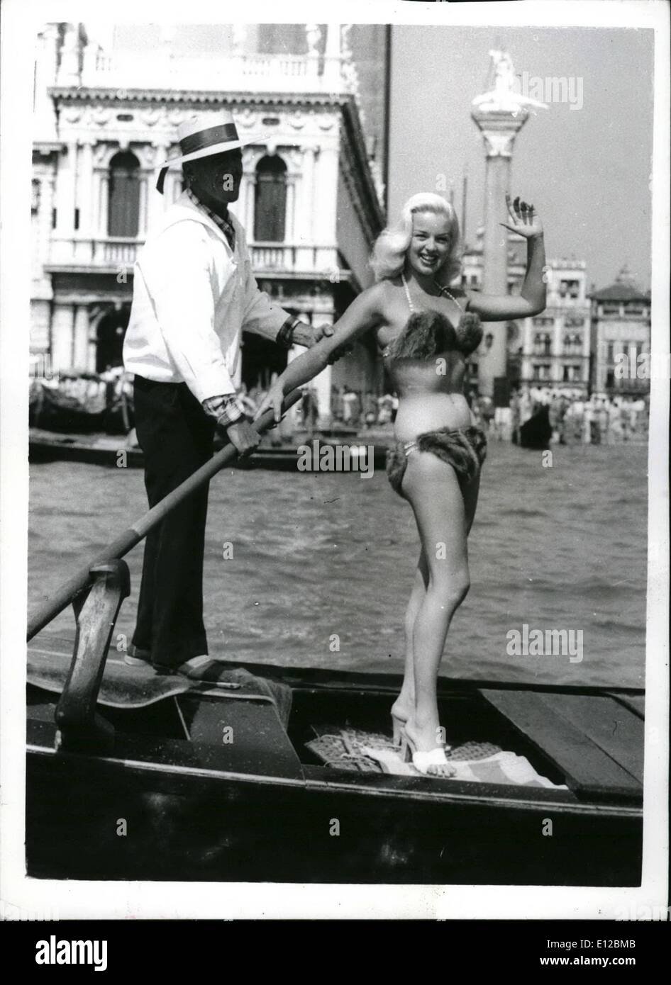Dic. 09, 2011 - Diana Dors indossare un bikini di visone a Venezia: mostra fotografica Diana Dors, British film star, è raffigurato indossando un &pound;150 visoni bikini come lei prende una gita in gondola alle spalle di San Marco a Venezia oggi. Lei è lì per il Festival del Cinema di Venezia. Foto Stock
