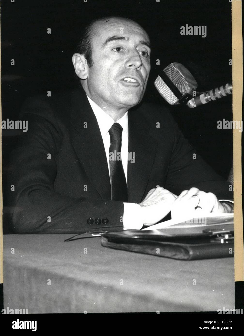 Dic. 09, 2011 - ed è un vero peccato che questo uomo è un comunista . Le immagini qui a Milano, quando egli prende a ''Picolo Teatro'' circa la materia di grande attualità: sono le nostre città italiane ingovernabile??" è a Bologna al famoso Lord Mayor professor Renato Zangheri, membro del comitato centrale del Partito comunista italiano, autore di molti studi sull'origine dei movimenti degli agricoltori e il movimento operaio in Lilia-Romagna iniziare come pure sulla storia di sviluppo capitalistico. In breve, il sindaco ha detto che è "peculation che distrugge tutte le città'' Foto Stock