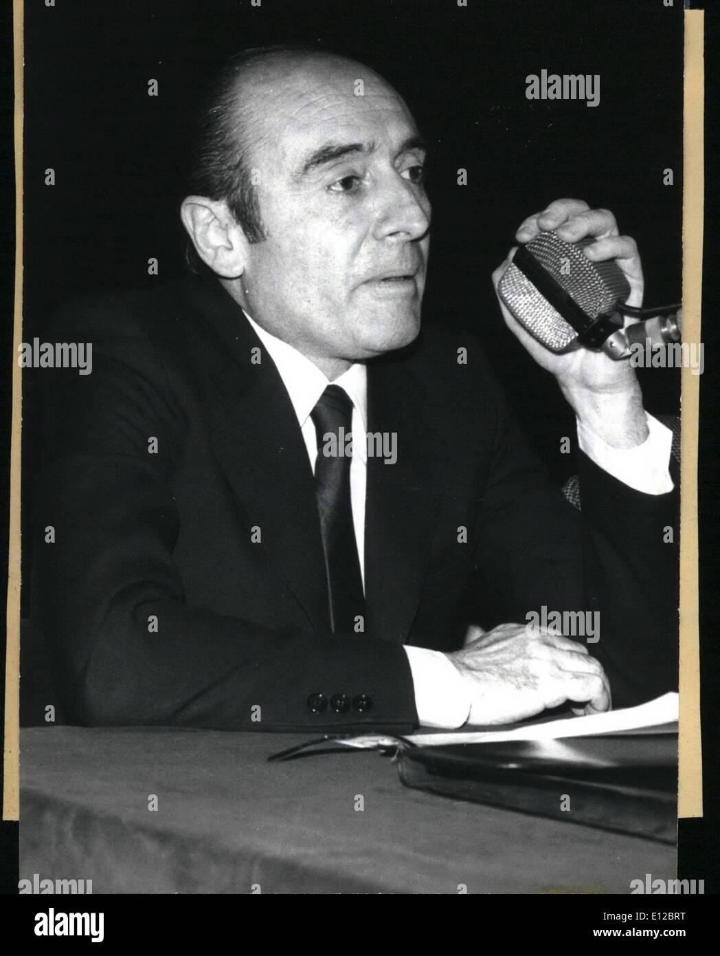 Dic. 09, 2011 - ed è un vero peccato che questo uomo è un comunista . Le immagini qui a Milano, quando egli prende a ''Picolo Teatro'' circa la materia di grande attualità: sono le nostre città italiane ingovernabile??" è a Bologna al famoso Lord Mayor professor Renato Zangheri, membro del comitato centrale del Partito comunista italiano, autore di molti studi sull'origine dei movimenti degli agricoltori e il movimento operaio in Lilia-Romagna iniziare come pure sulla storia di sviluppo capitalistico. In breve, il sindaco ha detto che è "peculation che distrugge tutte le città'' Foto Stock