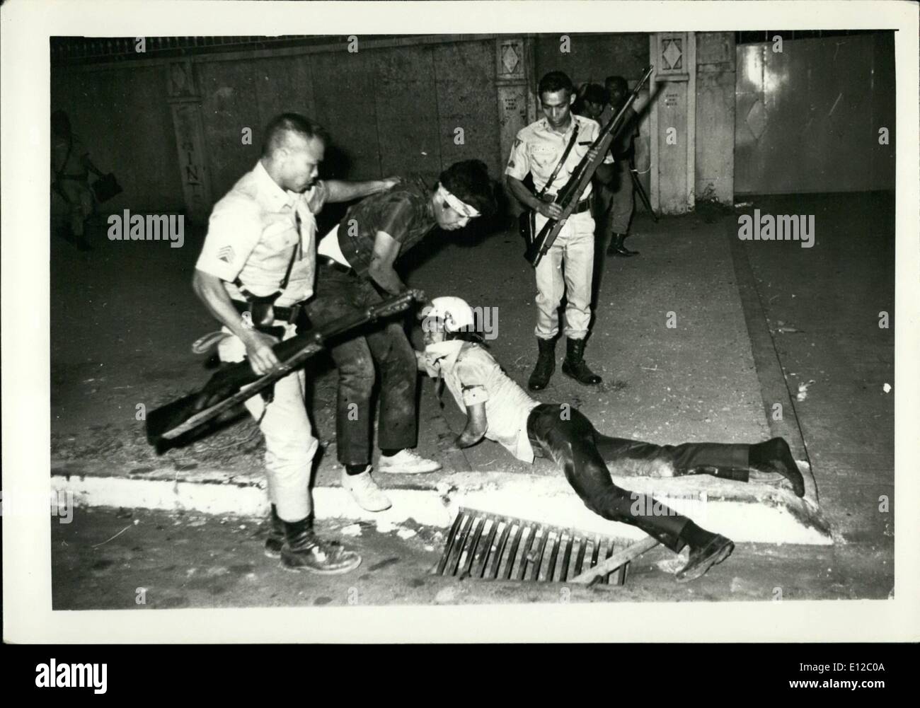 16 dic 2011 - Polizia arrestare gli studenti dopo aver battuto il loro fino dopo leftist pacifica rally contro imperialsm, feudalesimo, ha fatto irruzione nella violenza. 1970 Foto Stock