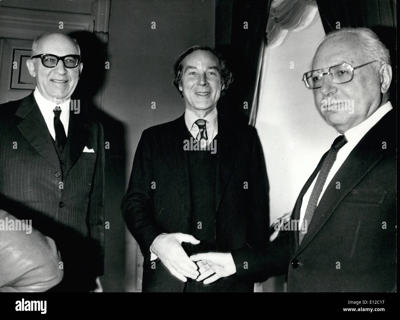 16 dic 2011 - Roma, Marzo 1977 - La delegazione europea del Fondo monetario internazionale è a Roma per parlare con le autorità italiane circa un nuovo prestito alla Exhausten Financee Italiano.. Da sinistra: Paclo Baffi, Governatore della Banca d'Italia, Sig. Alan Whittome, capo della comunità dpt del FMI e timbro Greatano ministro del Tesoro, durante una pausa dei colloqui Foto Stock